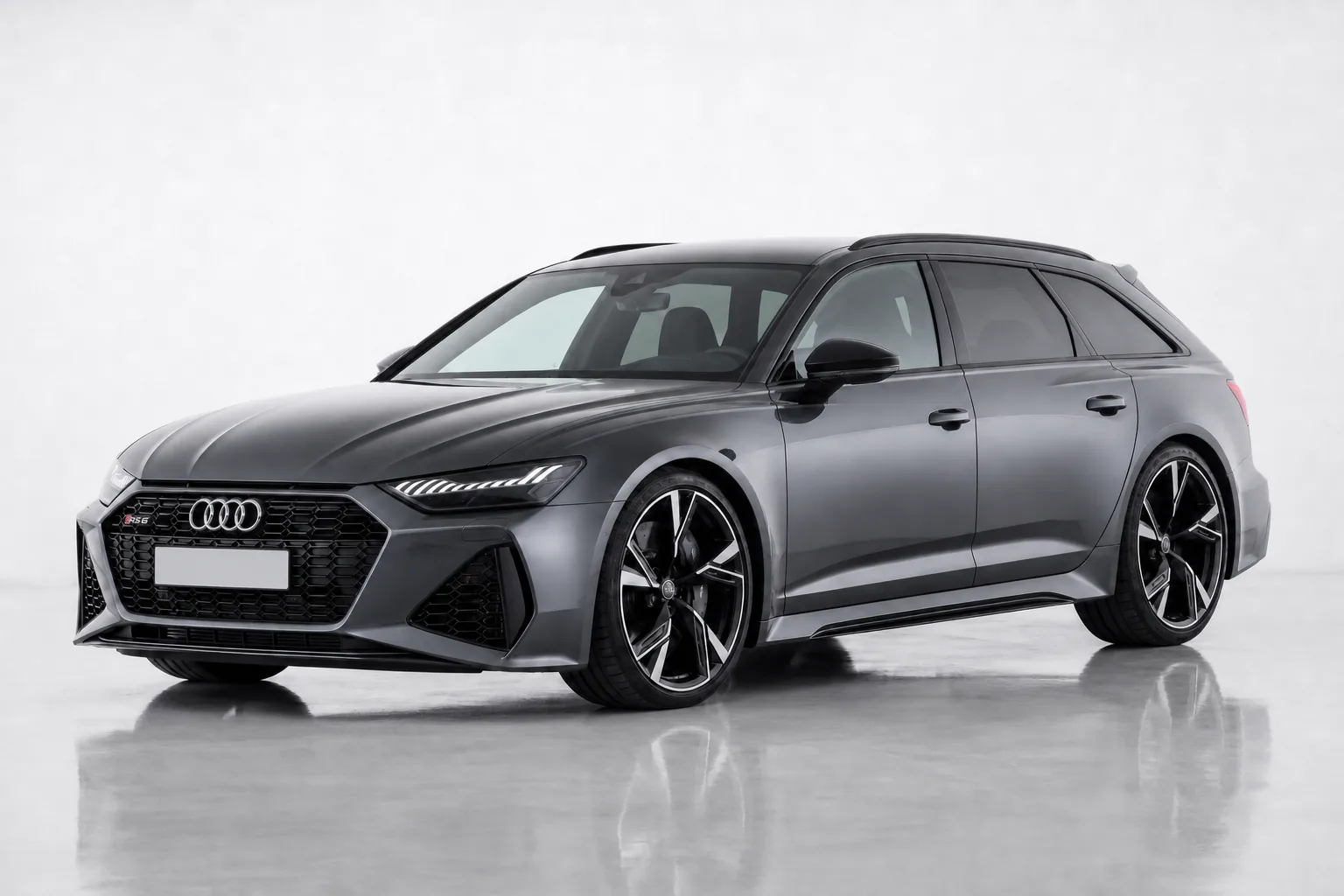 Dunkelgrauer Audi RS 6 Avant in einem hellen Studio