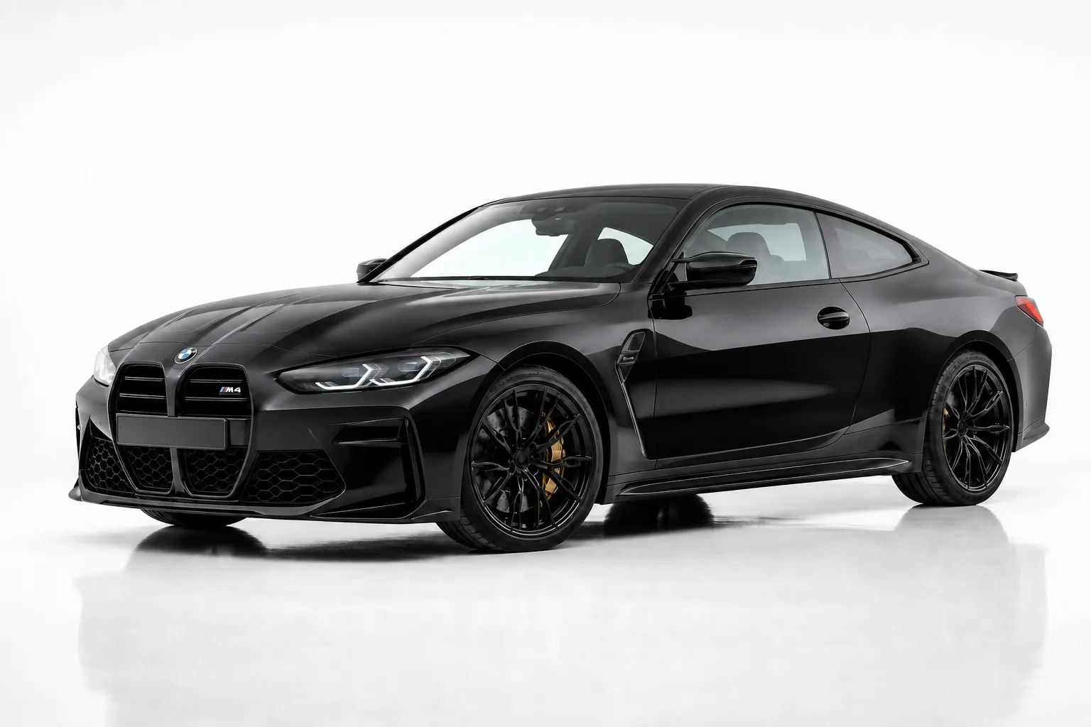 Schwarzer BMW M4 Competition in einem hellen Studio