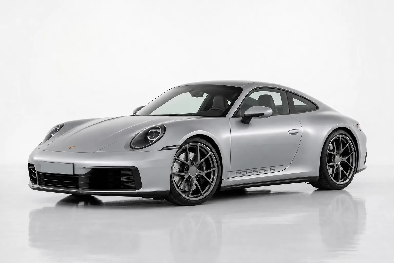 Silberner Porsche 911 Carrera in einem hellen Studio