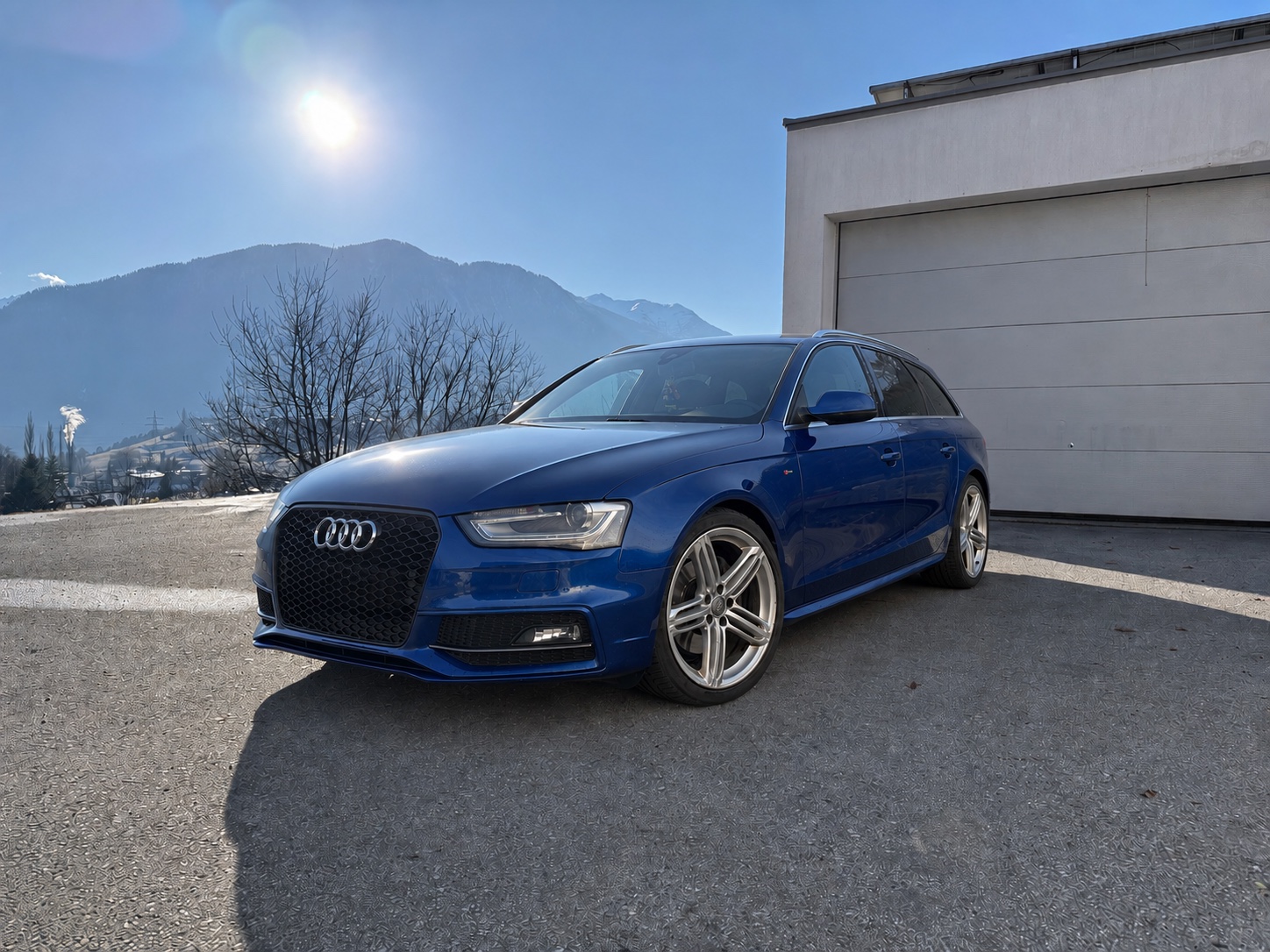 Blauer Audi A4 Avant vor Tiroler Bergkulisse