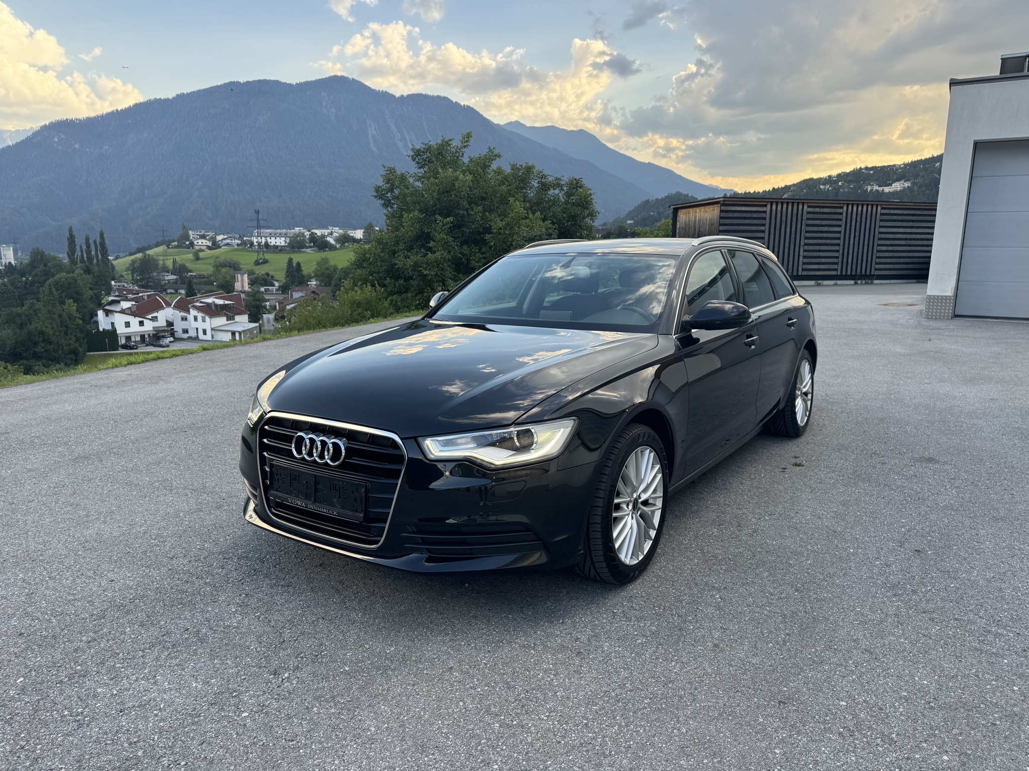 Dunkler Audi A6 Avant vor Tiroler Bergkulisse
