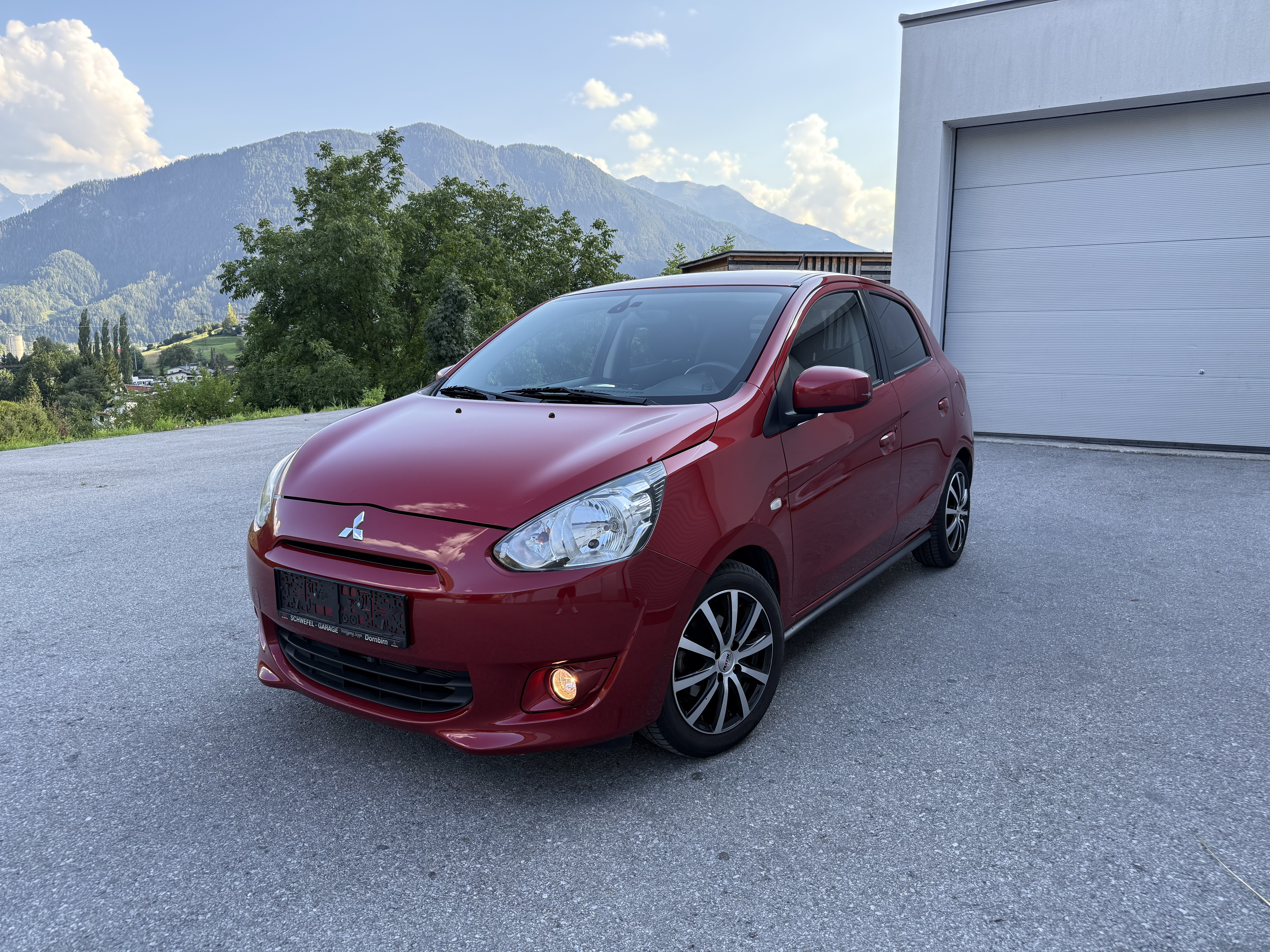 Roter Mitsubishi Space Star vor Tiroler Bergkulisse
