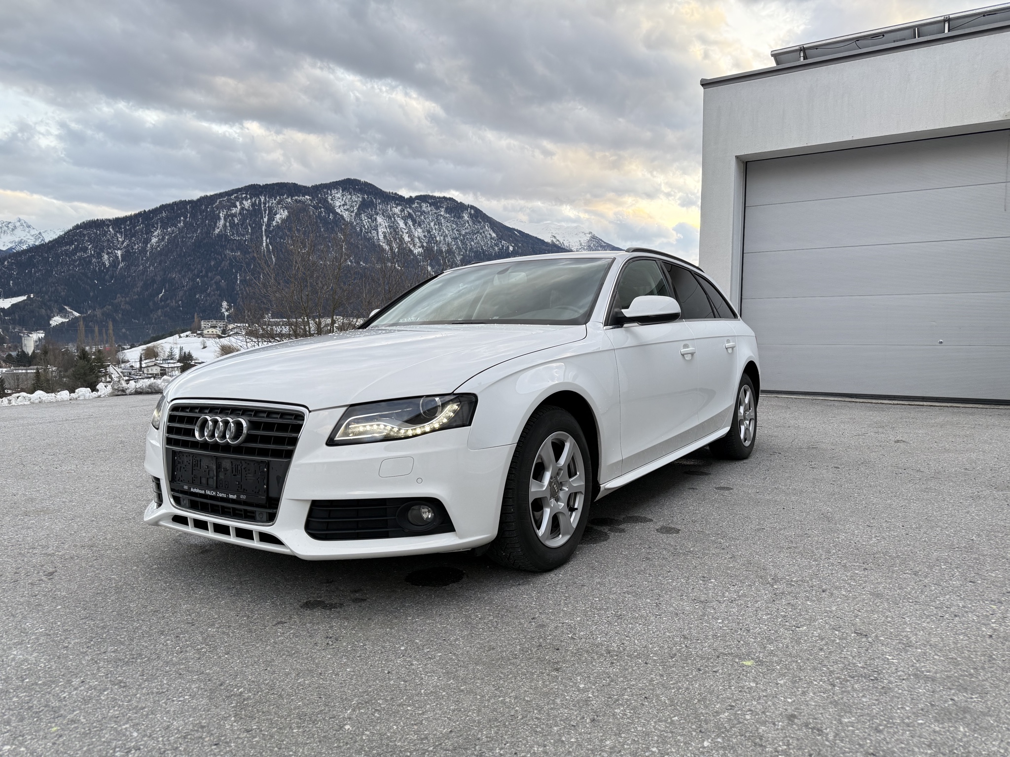 Weißer Audi A4 Avant vor Tiroler Bergkulisse