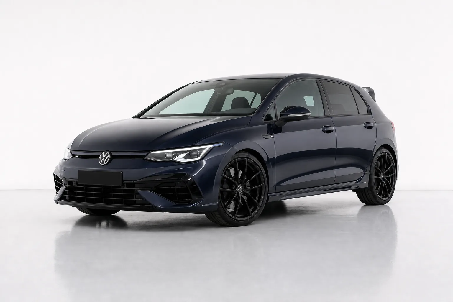 Dunkelblauer VW Golf R in einem hellen Studio